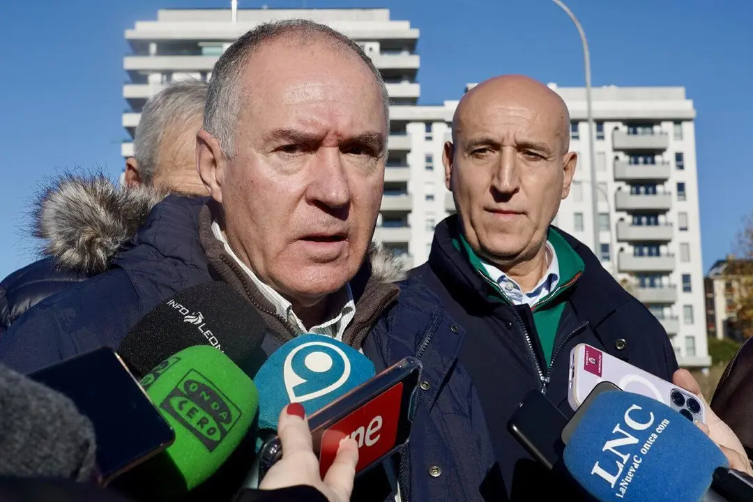 Eduardo L&oacute;pez Sendino, concejal de UPL, a la izquierda del alcalde de Le&oacute;n, Jos&eacute; Antonio Diez. | ICAL