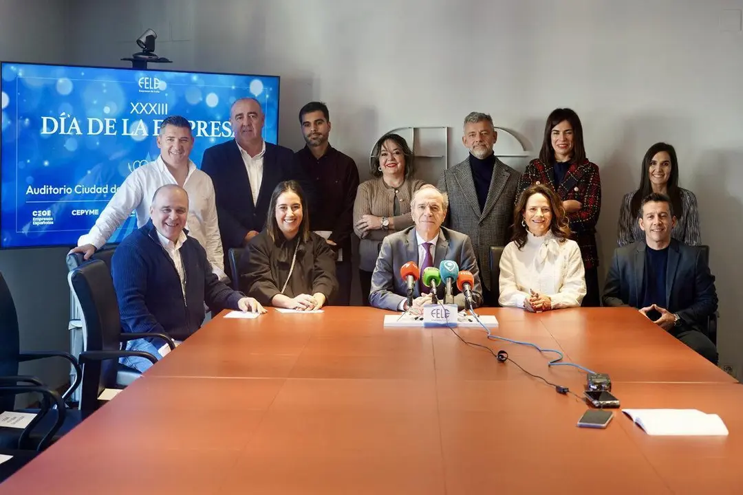 El presidente de la Federaci&oacute;n Leonesa de Empresarios, Juan Mar&iacute;a Vallejo, da a conocer a los galardonados con la distinci&oacute;n de Menciones Especiales que concede la patronal con motivo del D&iacute;a de la Empresa 2025. | ICAL