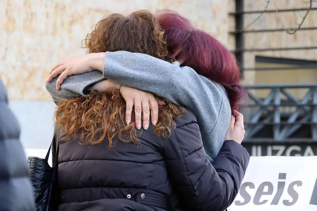 Familiares y amigos de las v&iacute;ctimas se concentraron a la puerta de los juzgados de Le&oacute;n en varias ocasiones, a la espera de una sentencia que tard&oacute; en llegar 2 a&ntilde;os, 7 meses y 14 d&iacute;as. | PEIO GARC&Iacute;A / ICAL