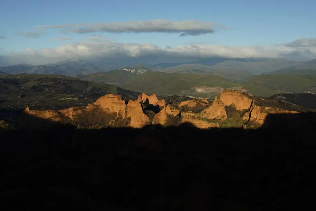 Desolador estado del paraje de Las M&eacute;dulas tras los incendios del verano pasado. | ICAL