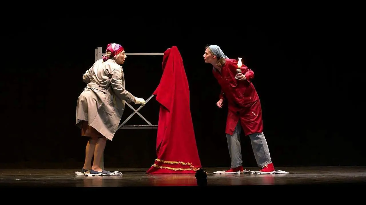 Las dos protagonistas tratan de salvar las &uacute;ltimas ruinas del teatro del Fantasma.