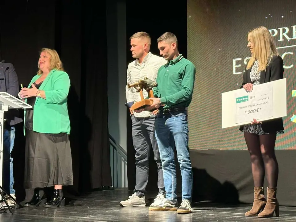 Participantes y premiados en la gala de la lucha leonesa celebrada en el auditorio Caf&eacute; Quijano. Le&oacute;n 24 horas.