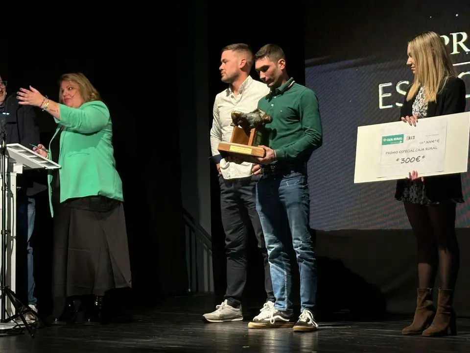 Participantes y premiados en la gala de la lucha leonesa celebrada en el auditorio Caf&eacute; Quijano. Le&oacute;n 24 horas.