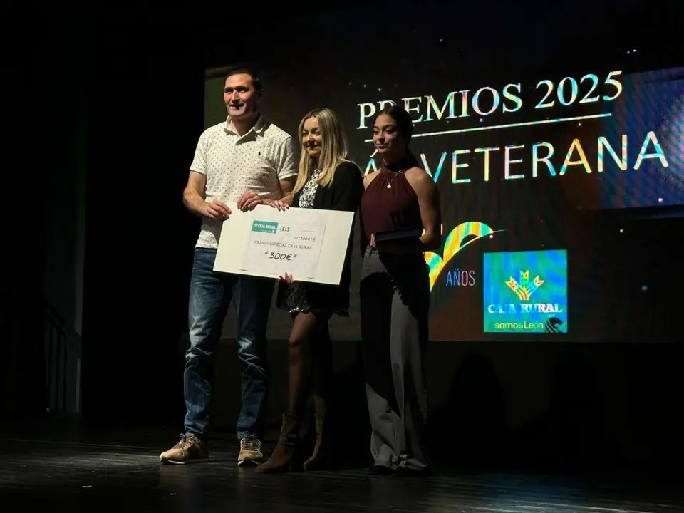 Participantes y premiados en la gala de la lucha leonesa celebrada en el auditorio Caf&eacute; Quijano. Le&oacute;n 24 horas.