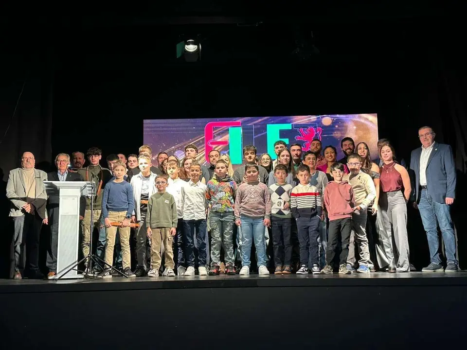Participantes y premiados en la gala de la lucha leonesa celebrada en el auditorio Caf&eacute; Quijano. Le&oacute;n 24 horas.