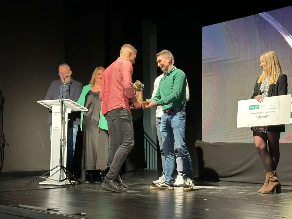 Participantes y premiados en la gala de la lucha leonesa celebrada en el auditorio Caf&eacute; Quijano. Le&oacute;n 24 horas.