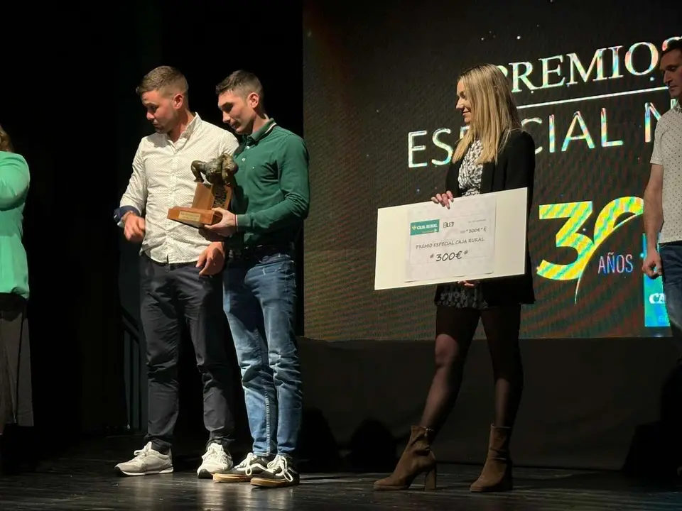 Participantes y premiados en la gala de la lucha leonesa celebrada en el auditorio Caf&eacute; Quijano. Le&oacute;n 24 horas.