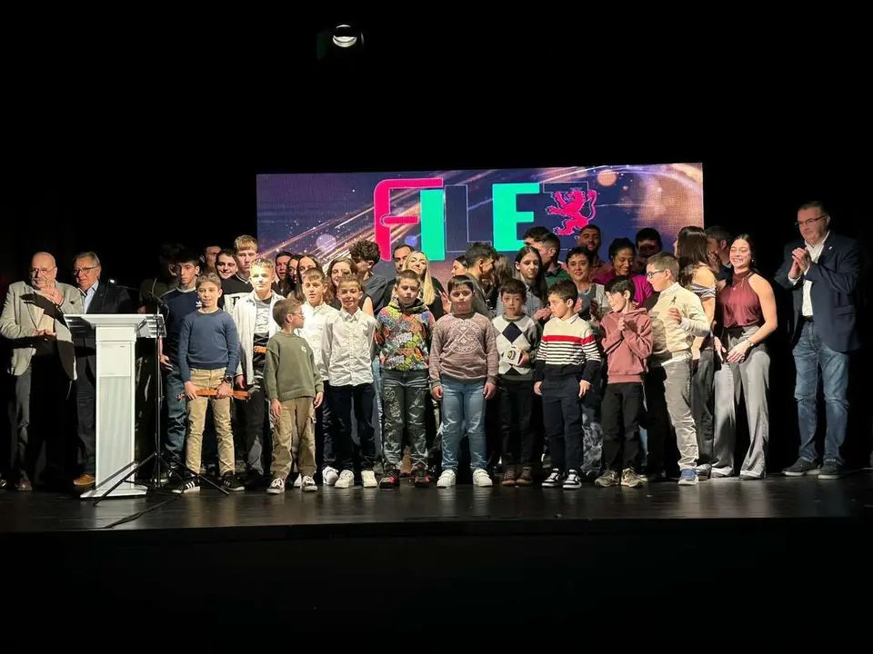 Participantes y premiados en la gala de la lucha leonesa celebrada en el auditorio Caf&eacute; Quijano. Le&oacute;n 24 horas.