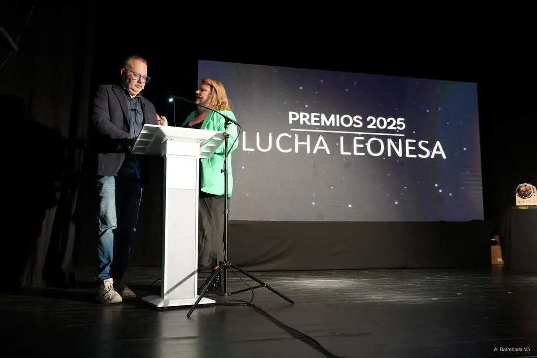 Participantes y premiados en la gala de la lucha leonesa celebrada en el auditorio Caf&eacute; Quijano. Antonio Barre&ntilde;ada.
