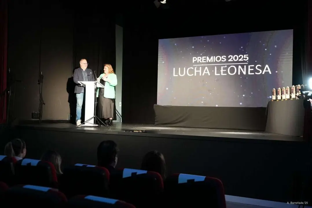 Participantes y premiados en la gala de la lucha leonesa celebrada en el auditorio Caf&eacute; Quijano. Antonio Barre&ntilde;ada.