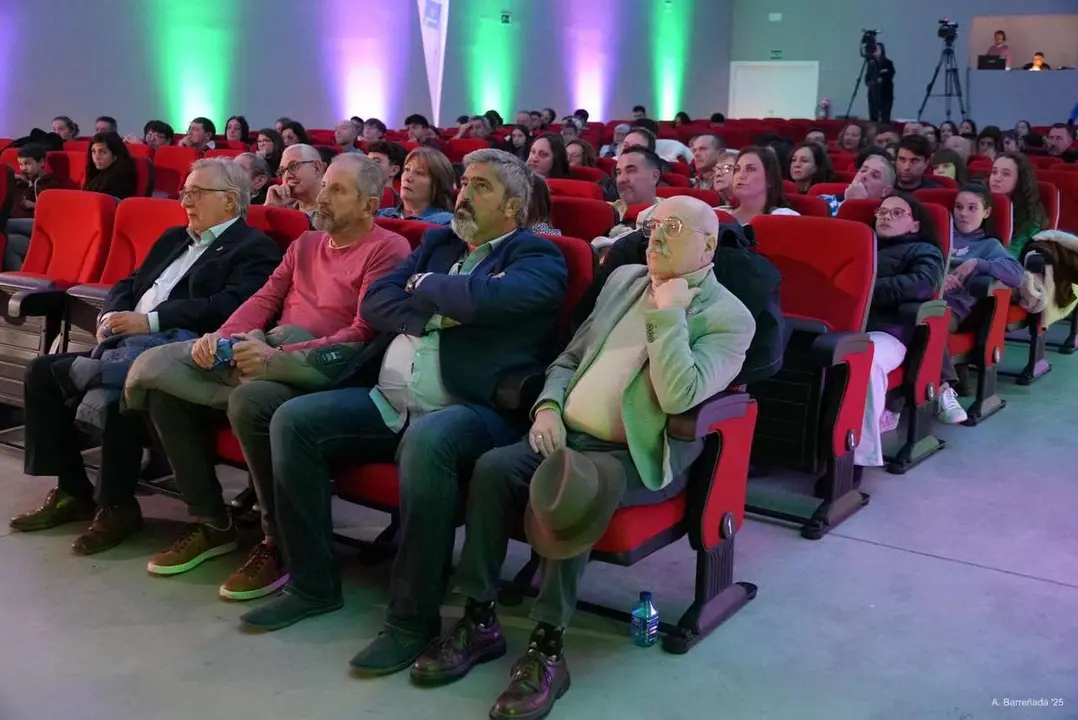 Participantes y premiados en la gala de la lucha leonesa celebrada en el auditorio Caf&eacute; Quijano. Antonio Barre&ntilde;ada.