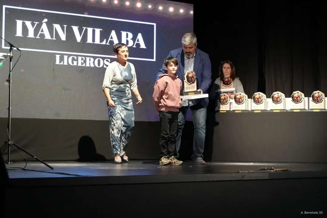Participantes y premiados en la gala de la lucha leonesa celebrada en el auditorio Caf&eacute; Quijano. Antonio Barre&ntilde;ada.