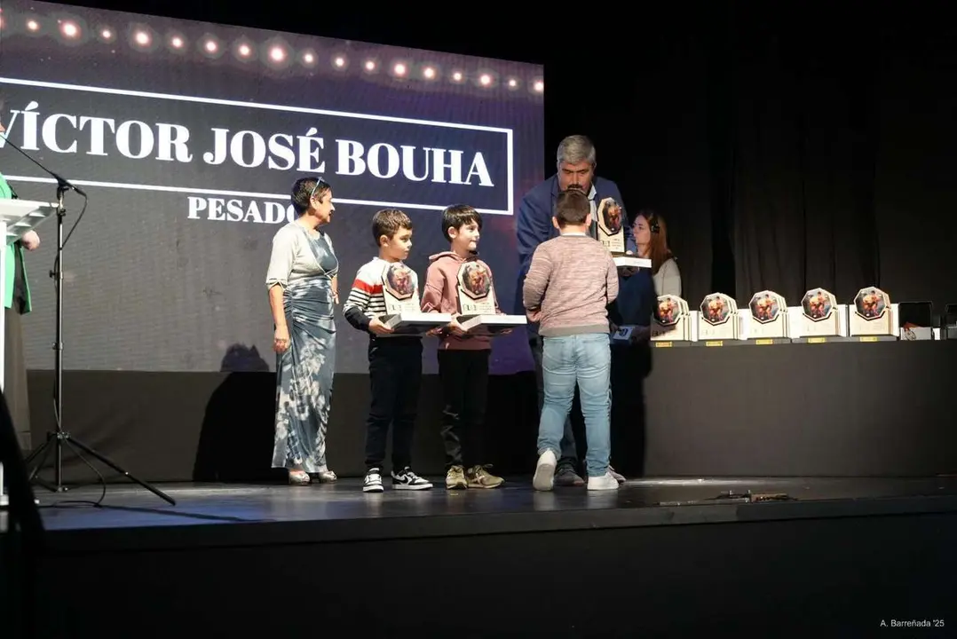 Participantes y premiados en la gala de la lucha leonesa celebrada en el auditorio Caf&eacute; Quijano. Antonio Barre&ntilde;ada.