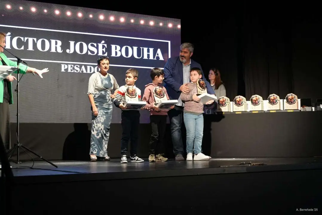 Participantes y premiados en la gala de la lucha leonesa celebrada en el auditorio Caf&eacute; Quijano. Antonio Barre&ntilde;ada.