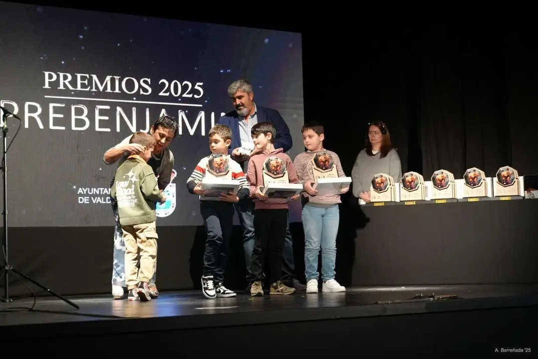 Participantes y premiados en la gala de la lucha leonesa celebrada en el auditorio Caf&eacute; Quijano. Antonio Barre&ntilde;ada.