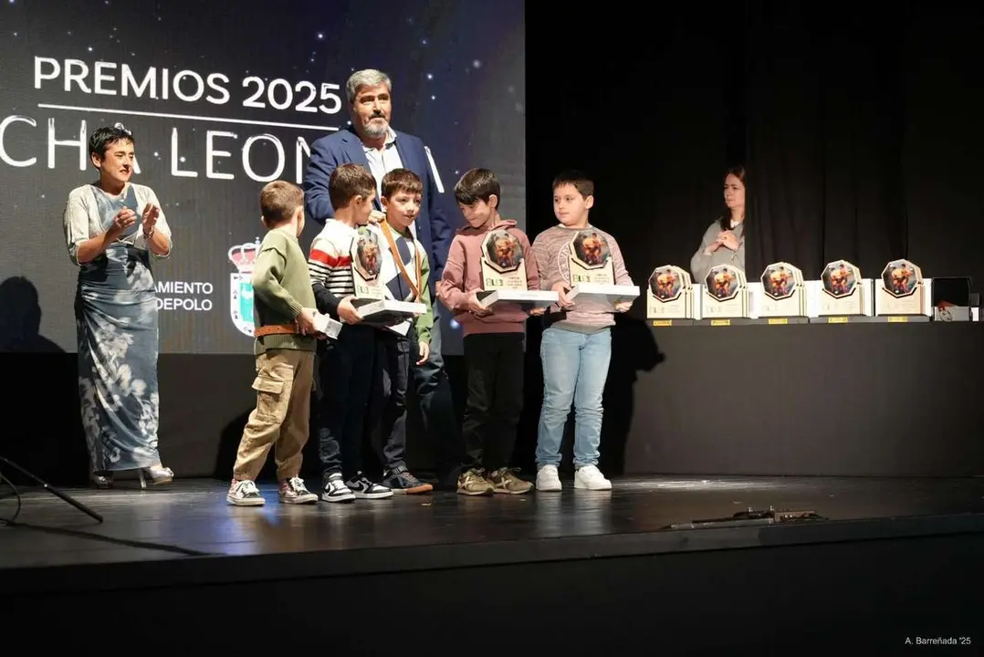 Participantes y premiados en la gala de la lucha leonesa celebrada en el auditorio Caf&eacute; Quijano. Antonio Barre&ntilde;ada.