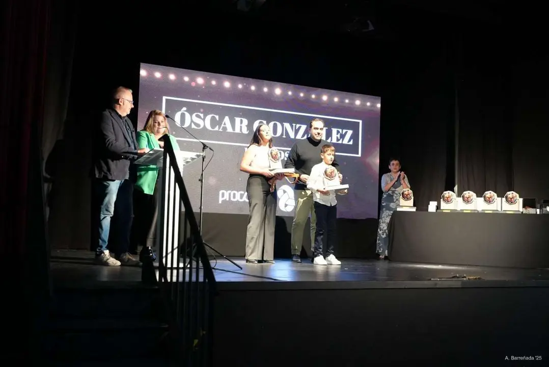 Participantes y premiados en la gala de la lucha leonesa celebrada en el auditorio Caf&eacute; Quijano. Antonio Barre&ntilde;ada.