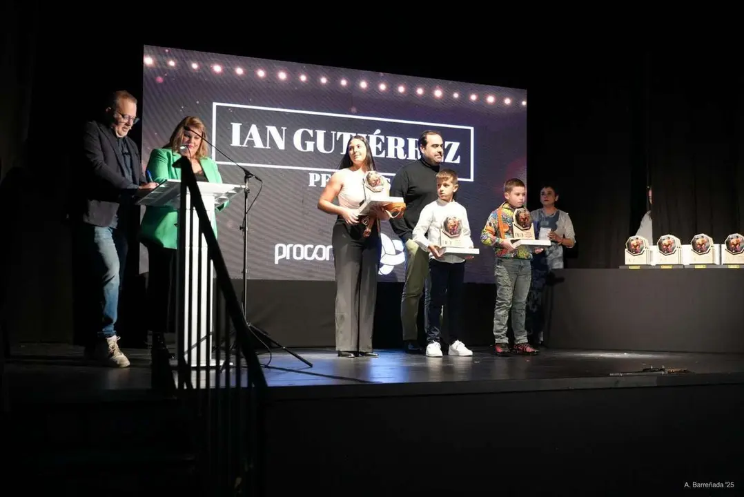 Participantes y premiados en la gala de la lucha leonesa celebrada en el auditorio Caf&eacute; Quijano. Antonio Barre&ntilde;ada.