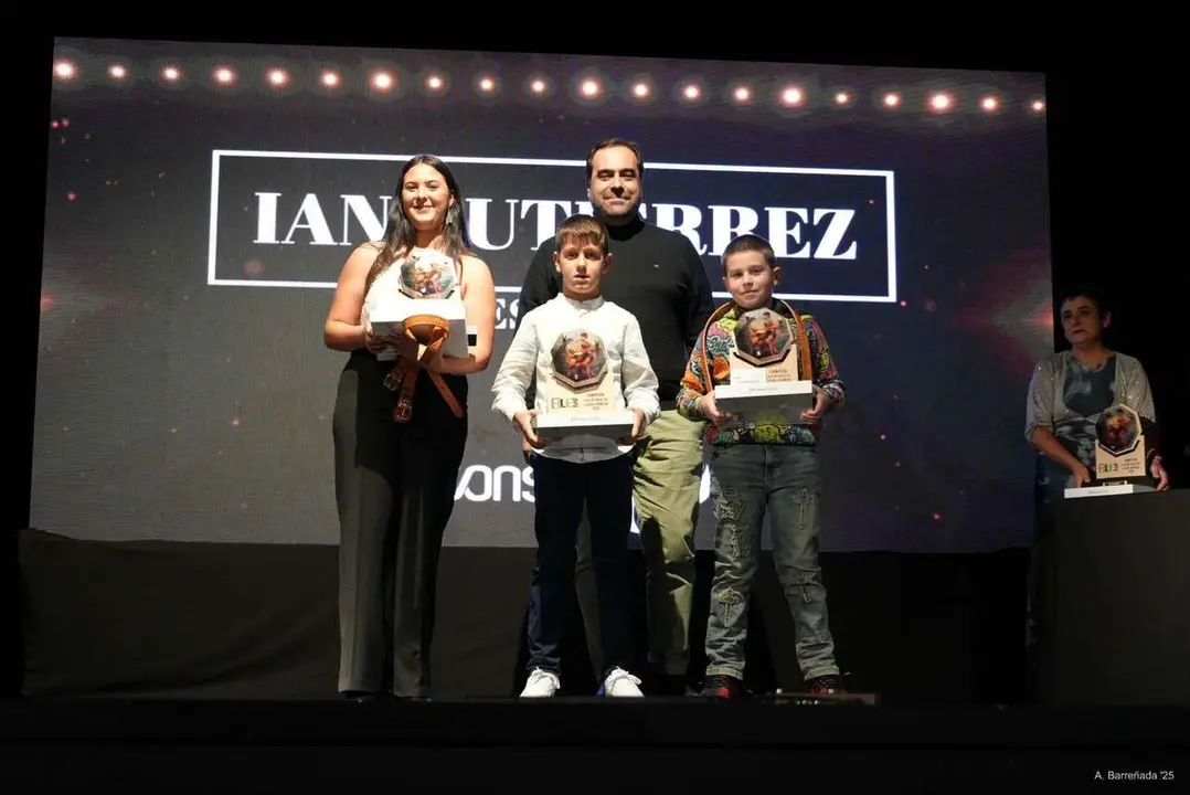 Participantes y premiados en la gala de la lucha leonesa celebrada en el auditorio Caf&eacute; Quijano. Antonio Barre&ntilde;ada.
