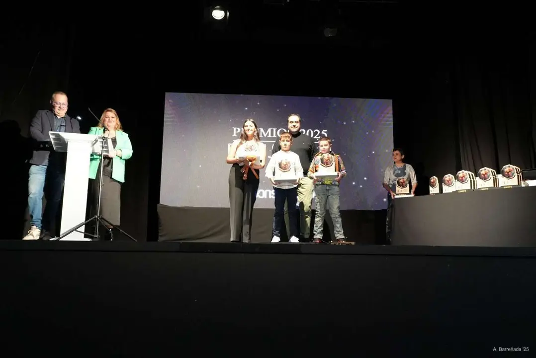 Participantes y premiados en la gala de la lucha leonesa celebrada en el auditorio Caf&eacute; Quijano. Antonio Barre&ntilde;ada.