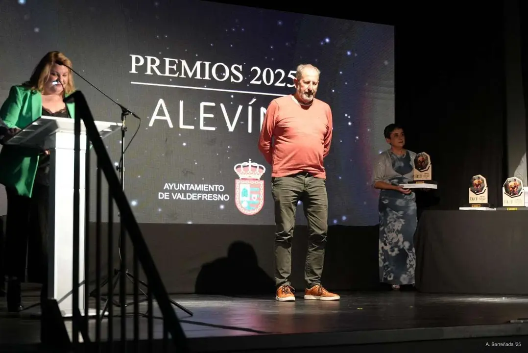 Participantes y premiados en la gala de la lucha leonesa celebrada en el auditorio Caf&eacute; Quijano. Antonio Barre&ntilde;ada.
