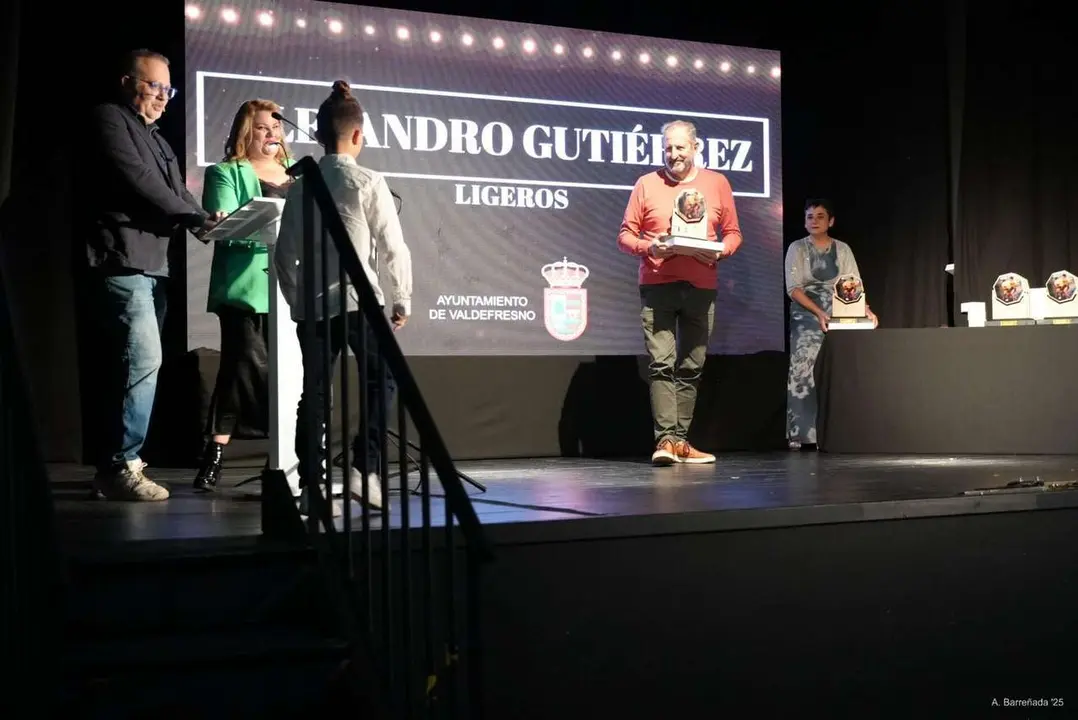Participantes y premiados en la gala de la lucha leonesa celebrada en el auditorio Caf&eacute; Quijano. Antonio Barre&ntilde;ada.
