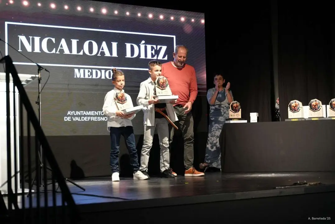 Participantes y premiados en la gala de la lucha leonesa celebrada en el auditorio Caf&eacute; Quijano. Antonio Barre&ntilde;ada.