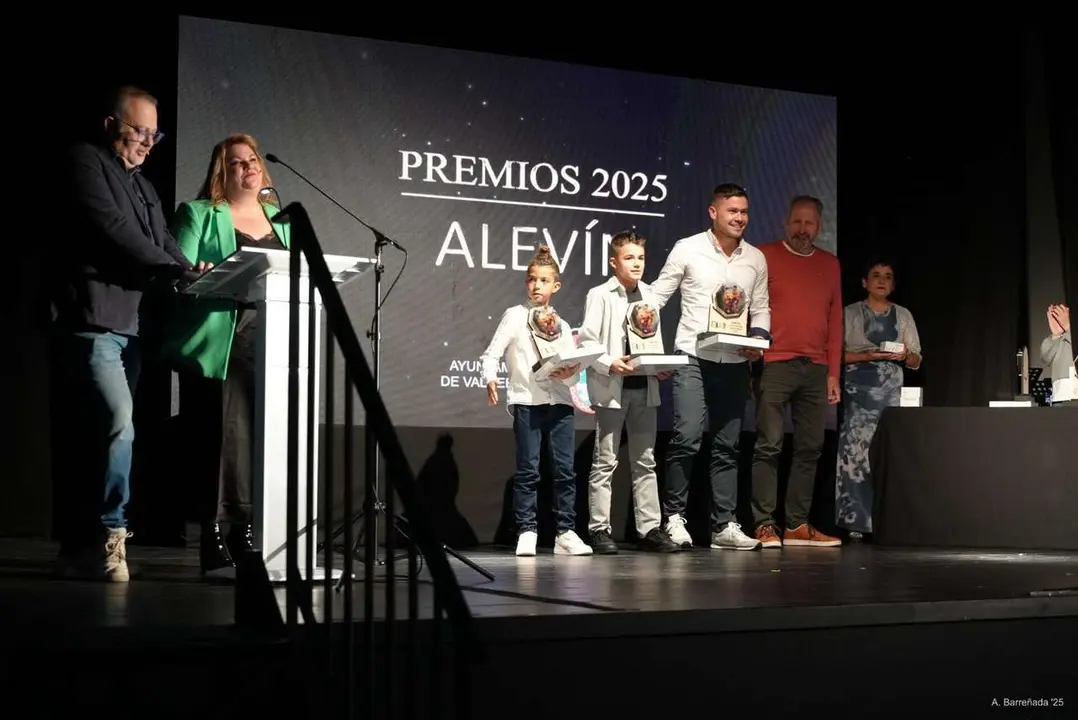 Participantes y premiados en la gala de la lucha leonesa celebrada en el auditorio Caf&eacute; Quijano. Antonio Barre&ntilde;ada.