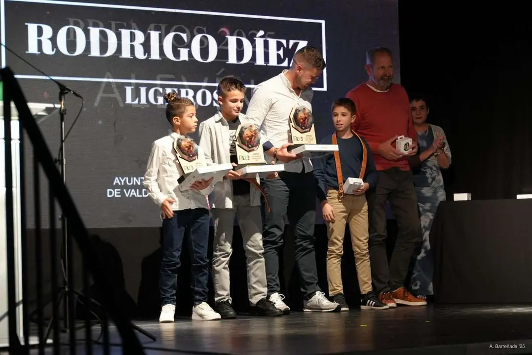 Participantes y premiados en la gala de la lucha leonesa celebrada en el auditorio Caf&eacute; Quijano. Antonio Barre&ntilde;ada.