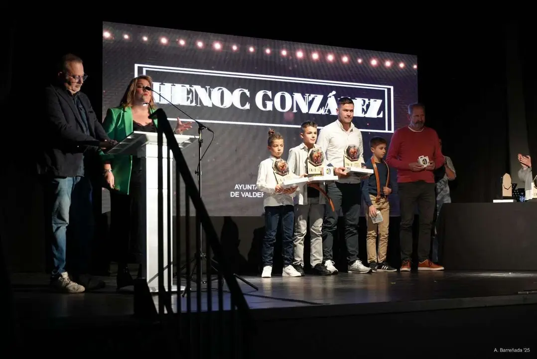 Participantes y premiados en la gala de la lucha leonesa celebrada en el auditorio Caf&eacute; Quijano. Antonio Barre&ntilde;ada.