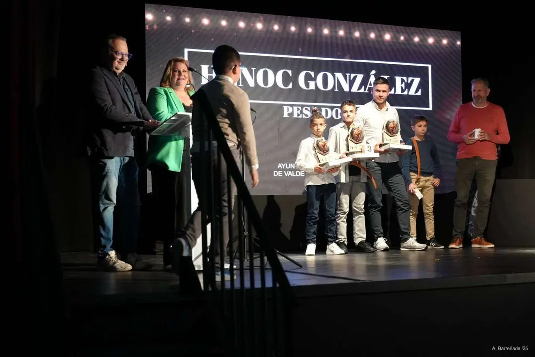 Participantes y premiados en la gala de la lucha leonesa celebrada en el auditorio Caf&eacute; Quijano. Antonio Barre&ntilde;ada.