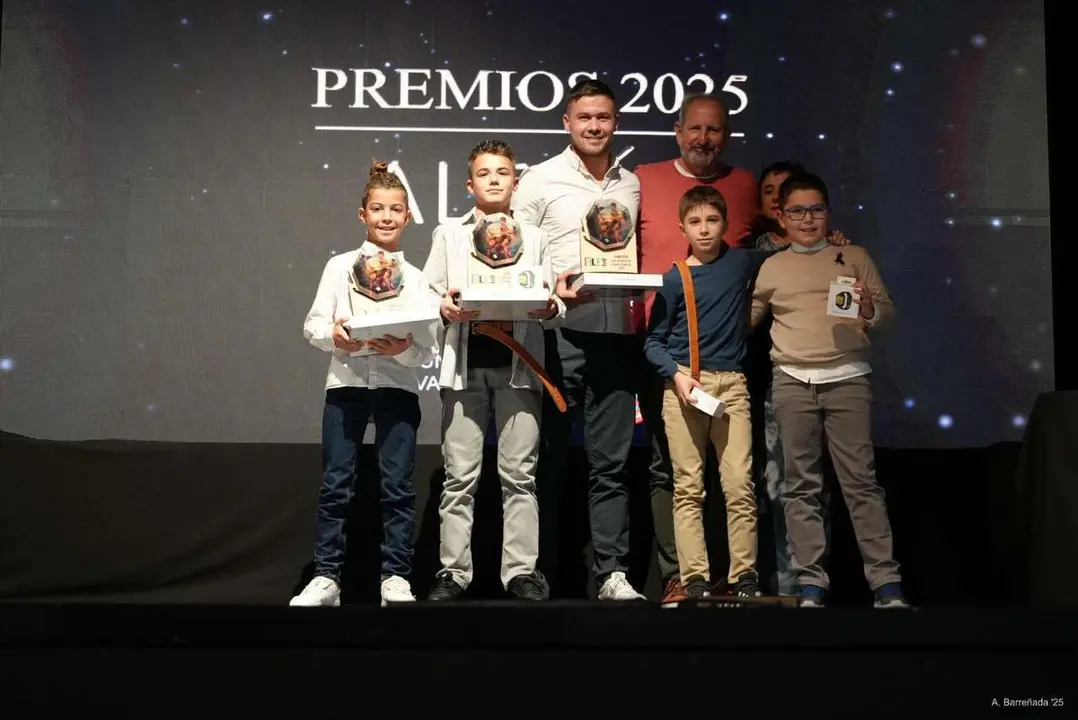 Participantes y premiados en la gala de la lucha leonesa celebrada en el auditorio Caf&eacute; Quijano. Antonio Barre&ntilde;ada.