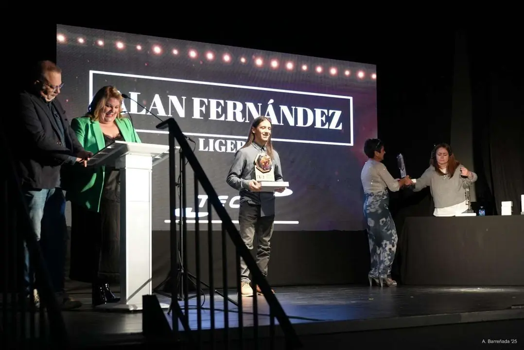 Participantes y premiados en la gala de la lucha leonesa celebrada en el auditorio Caf&eacute; Quijano. Antonio Barre&ntilde;ada.
