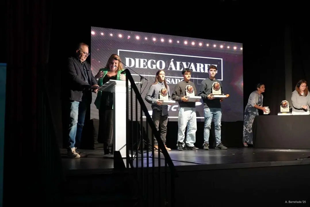 Participantes y premiados en la gala de la lucha leonesa celebrada en el auditorio Caf&eacute; Quijano. Antonio Barre&ntilde;ada.