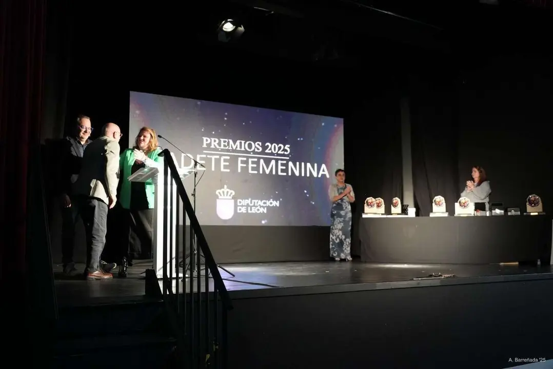 Participantes y premiados en la gala de la lucha leonesa celebrada en el auditorio Caf&eacute; Quijano. Antonio Barre&ntilde;ada.