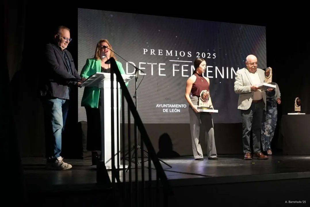 Participantes y premiados en la gala de la lucha leonesa celebrada en el auditorio Caf&eacute; Quijano. Antonio Barre&ntilde;ada.