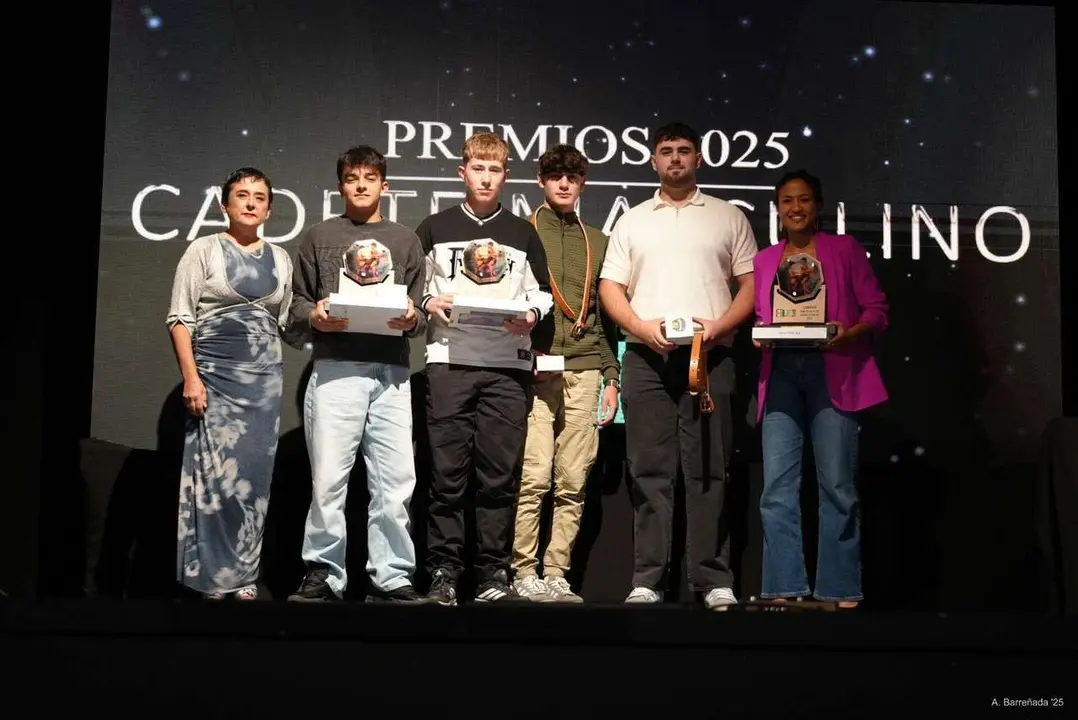 Participantes y premiados en la gala de la lucha leonesa celebrada en el auditorio Caf&eacute; Quijano. Antonio Barre&ntilde;ada.