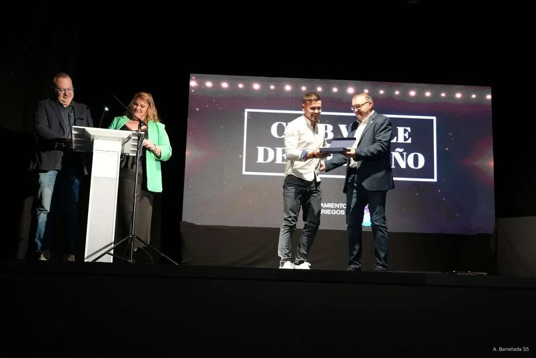 Participantes y premiados en la gala de la lucha leonesa celebrada en el auditorio Caf&eacute; Quijano. Antonio Barre&ntilde;ada.