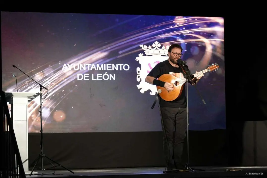 Participantes y premiados en la gala de la lucha leonesa celebrada en el auditorio Caf&eacute; Quijano. Antonio Barre&ntilde;ada.Participantes y premiados en la gala de la lucha leonesa celebrada en el auditorio Caf&eacute; Quijano. Antonio Barre&ntilde;ada.