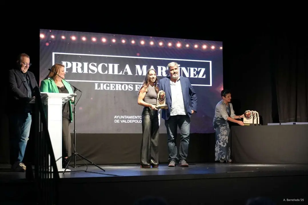 Participantes y premiados en la gala de la lucha leonesa celebrada en el auditorio Caf&eacute; Quijano. Antonio Barre&ntilde;ada.