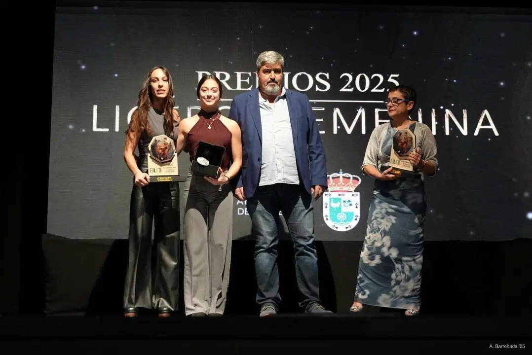 Participantes y premiados en la gala de la lucha leonesa celebrada en el auditorio Caf&eacute; Quijano. Antonio Barre&ntilde;ada.