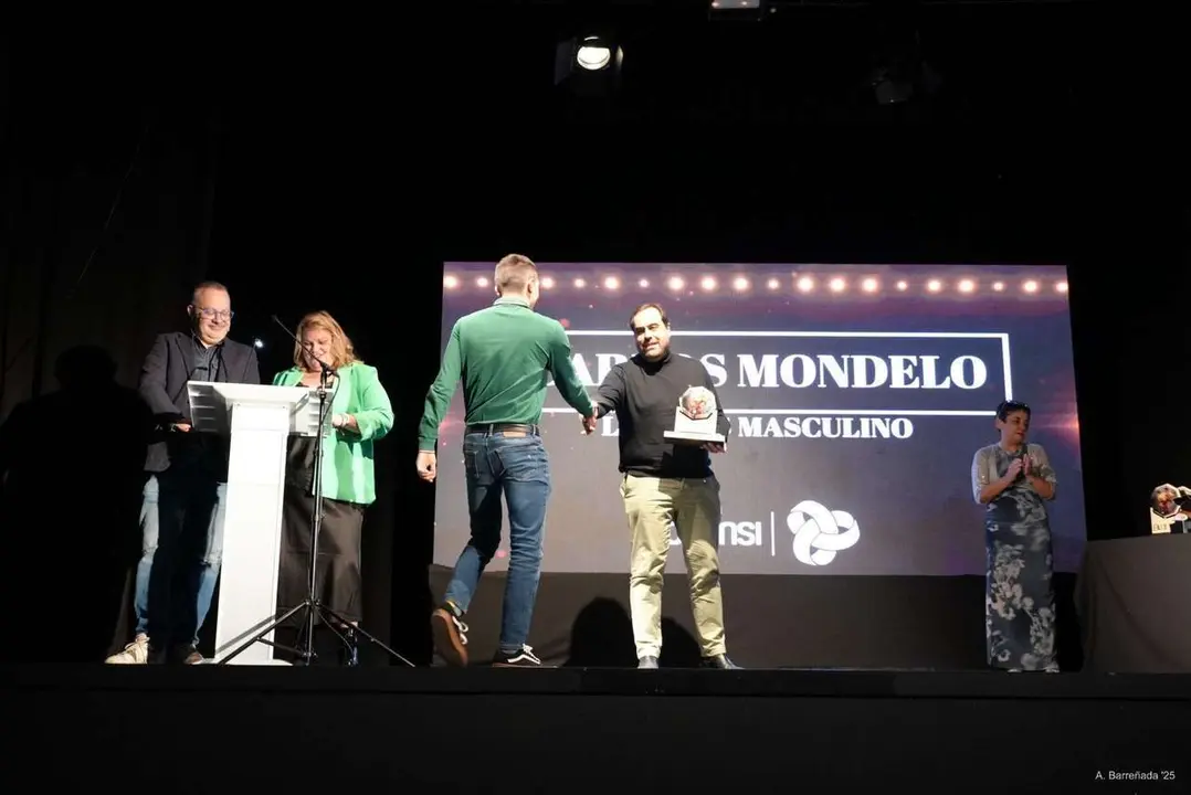 Participantes y premiados en la gala de la lucha leonesa celebrada en el auditorio Caf&eacute; Quijano. Antonio Barre&ntilde;ada.