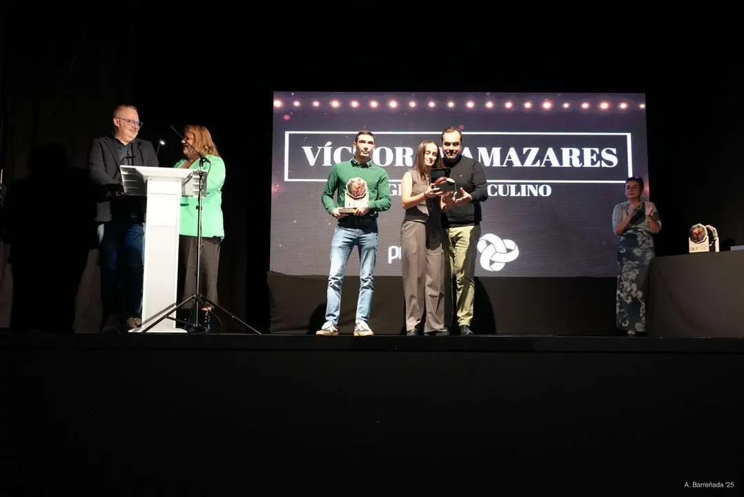 Participantes y premiados en la gala de la lucha leonesa celebrada en el auditorio Caf&eacute; Quijano. Antonio Barre&ntilde;ada.