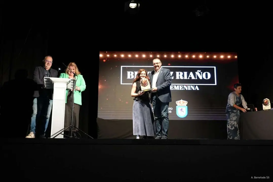 Participantes y premiados en la gala de la lucha leonesa celebrada en el auditorio Caf&eacute; Quijano. Antonio Barre&ntilde;ada.