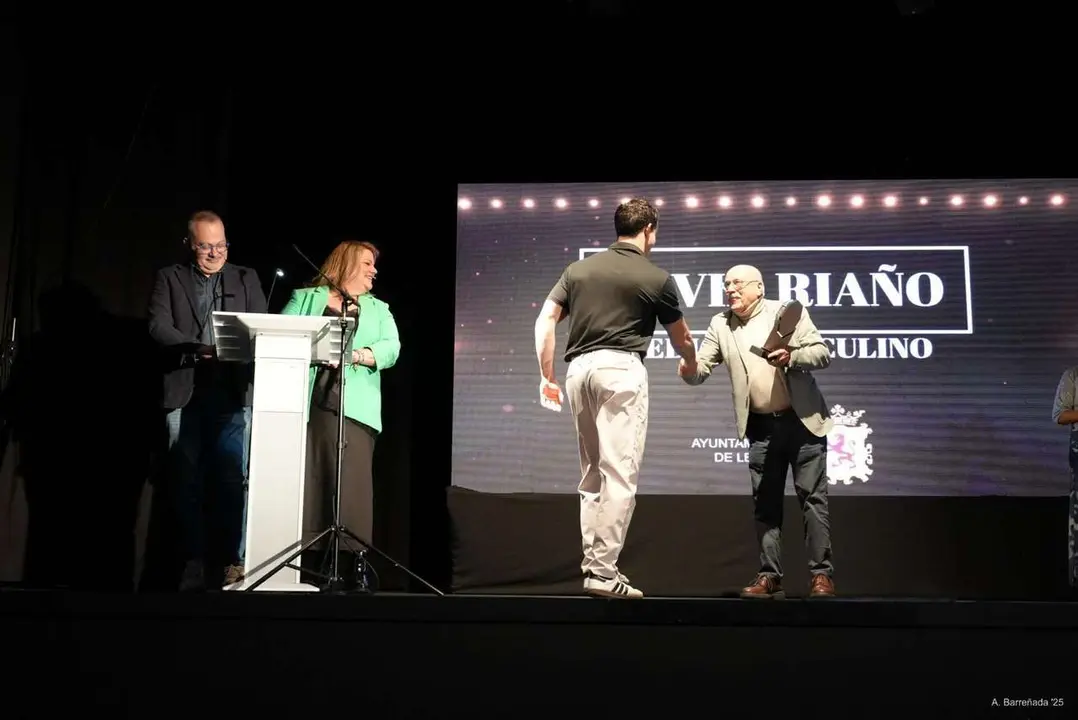Participantes y premiados en la gala de la lucha leonesa celebrada en el auditorio Caf&eacute; Quijano. Antonio Barre&ntilde;ada.