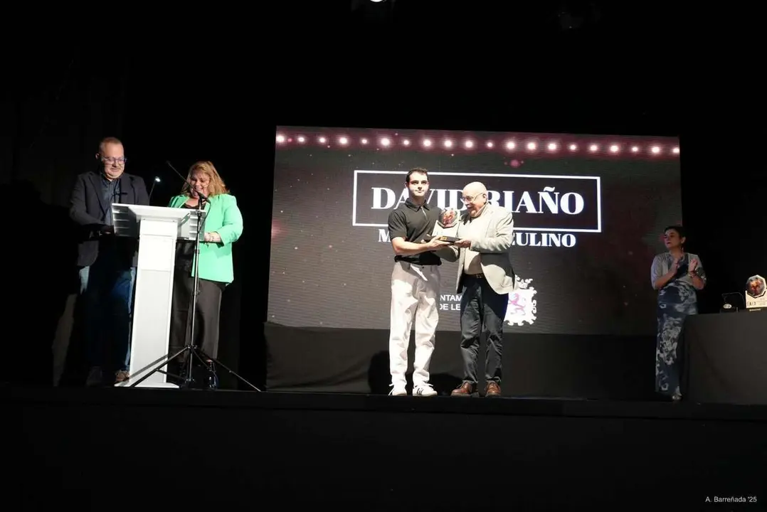 Participantes y premiados en la gala de la lucha leonesa celebrada en el auditorio Caf&eacute; Quijano. Antonio Barre&ntilde;ada.