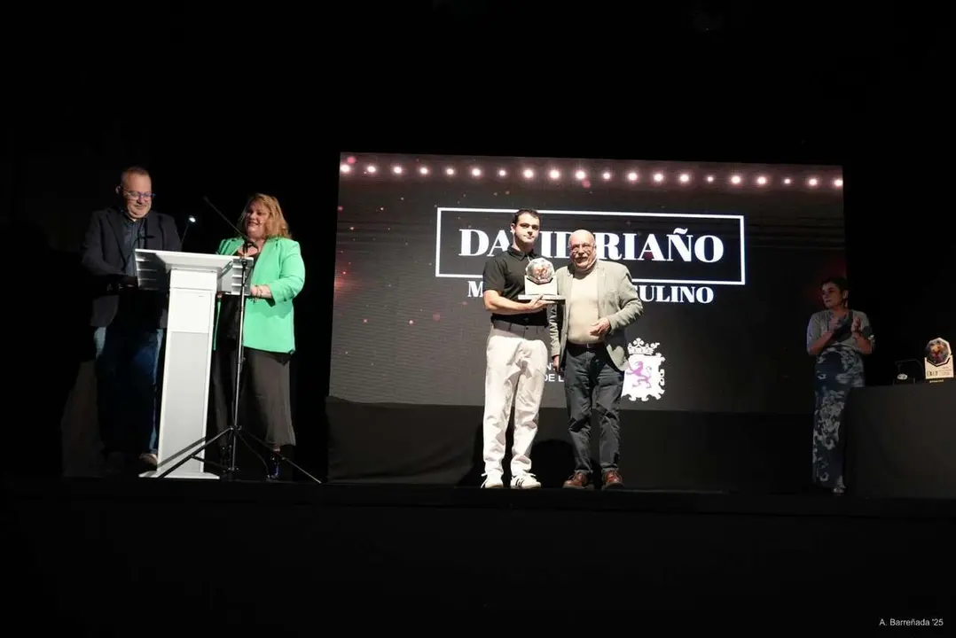 Participantes y premiados en la gala de la lucha leonesa celebrada en el auditorio Caf&eacute; Quijano. Antonio Barre&ntilde;ada.