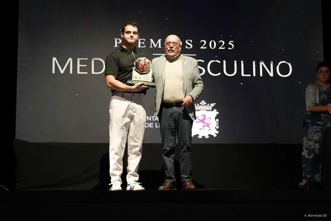 Participantes y premiados en la gala de la lucha leonesa celebrada en el auditorio Caf&eacute; Quijano. Antonio Barre&ntilde;ada.