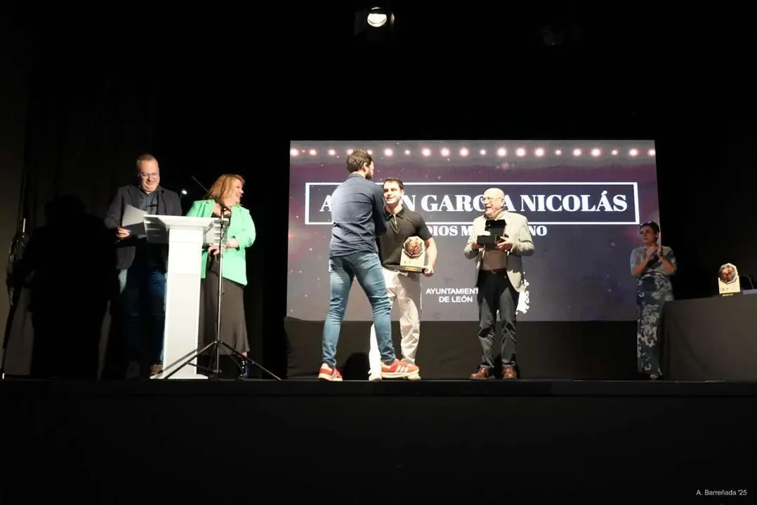 Participantes y premiados en la gala de la lucha leonesa celebrada en el auditorio Caf&eacute; Quijano. Antonio Barre&ntilde;ada.