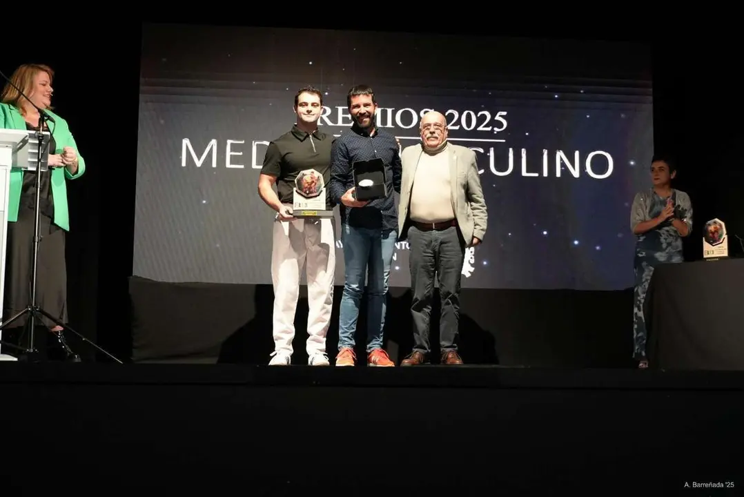 Participantes y premiados en la gala de la lucha leonesa celebrada en el auditorio Caf&eacute; Quijano. Antonio Barre&ntilde;ada.